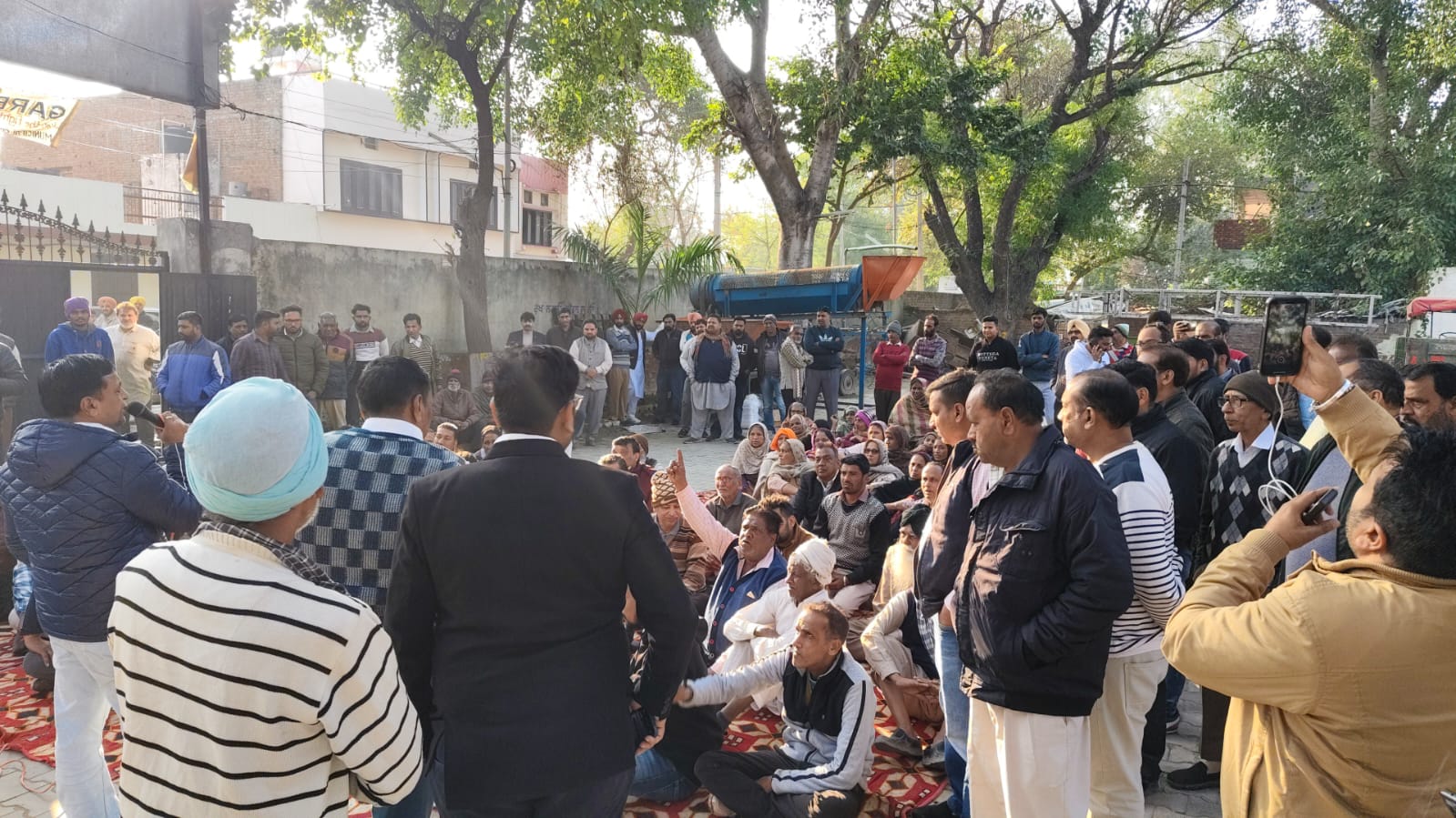 Maud residents staged a sit-in in front of the Municipal Council